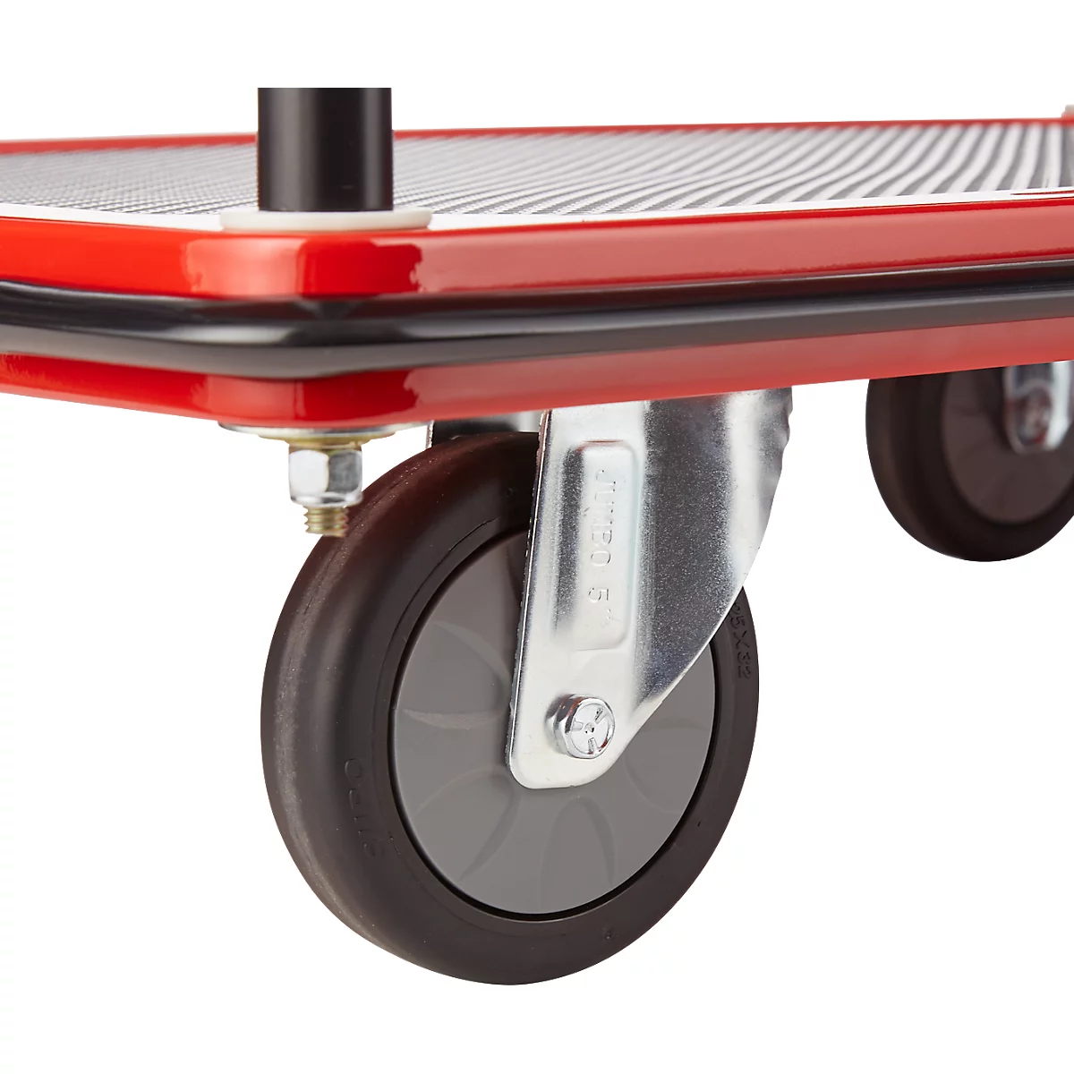 Close-up van de wielen van een rode transportwagen. Grijze wielen met zilveren beugels en rode details.