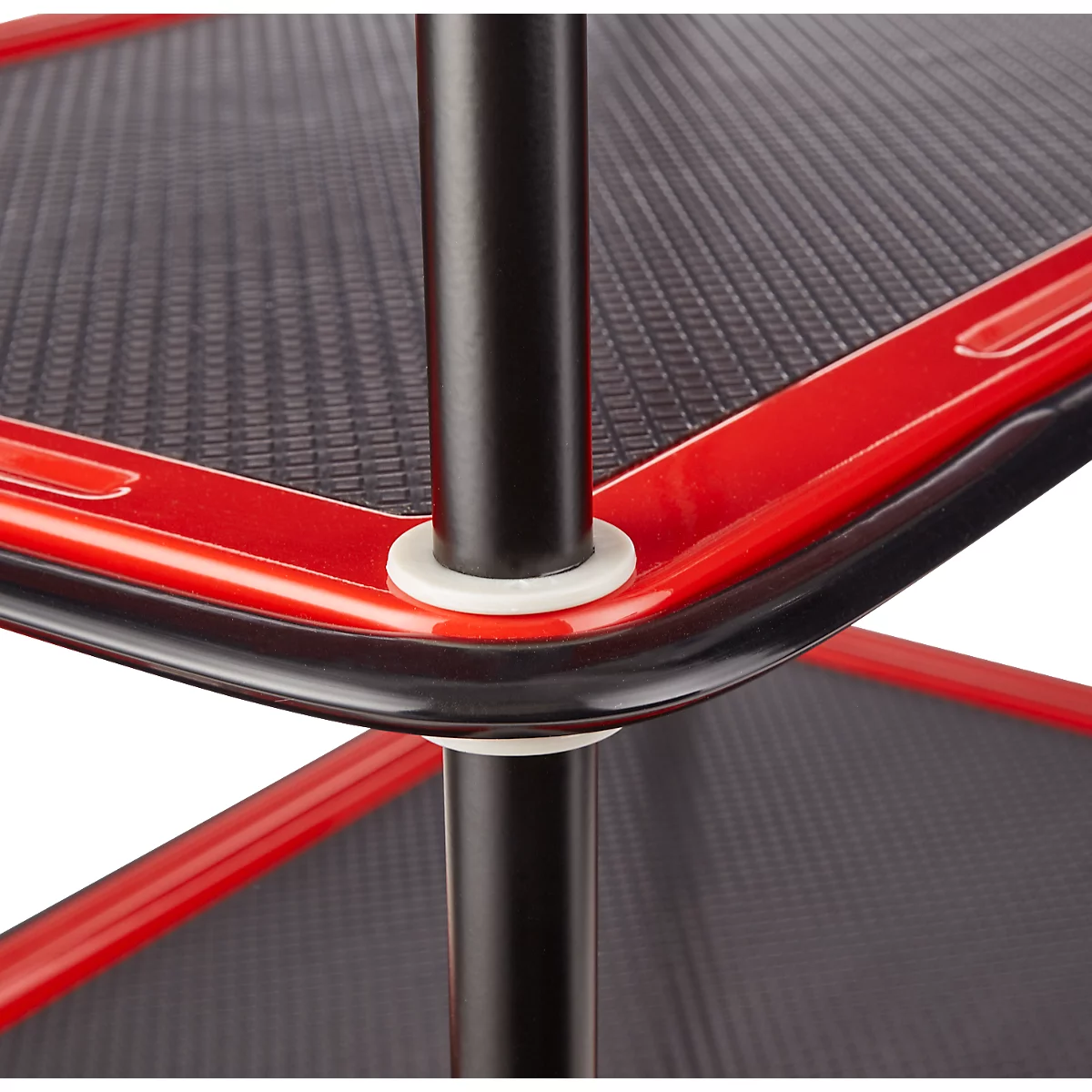 Close-up van een zwart rek met rode randen en metalen stutten. De planken zijn zwart, de stutten zijn zwart.