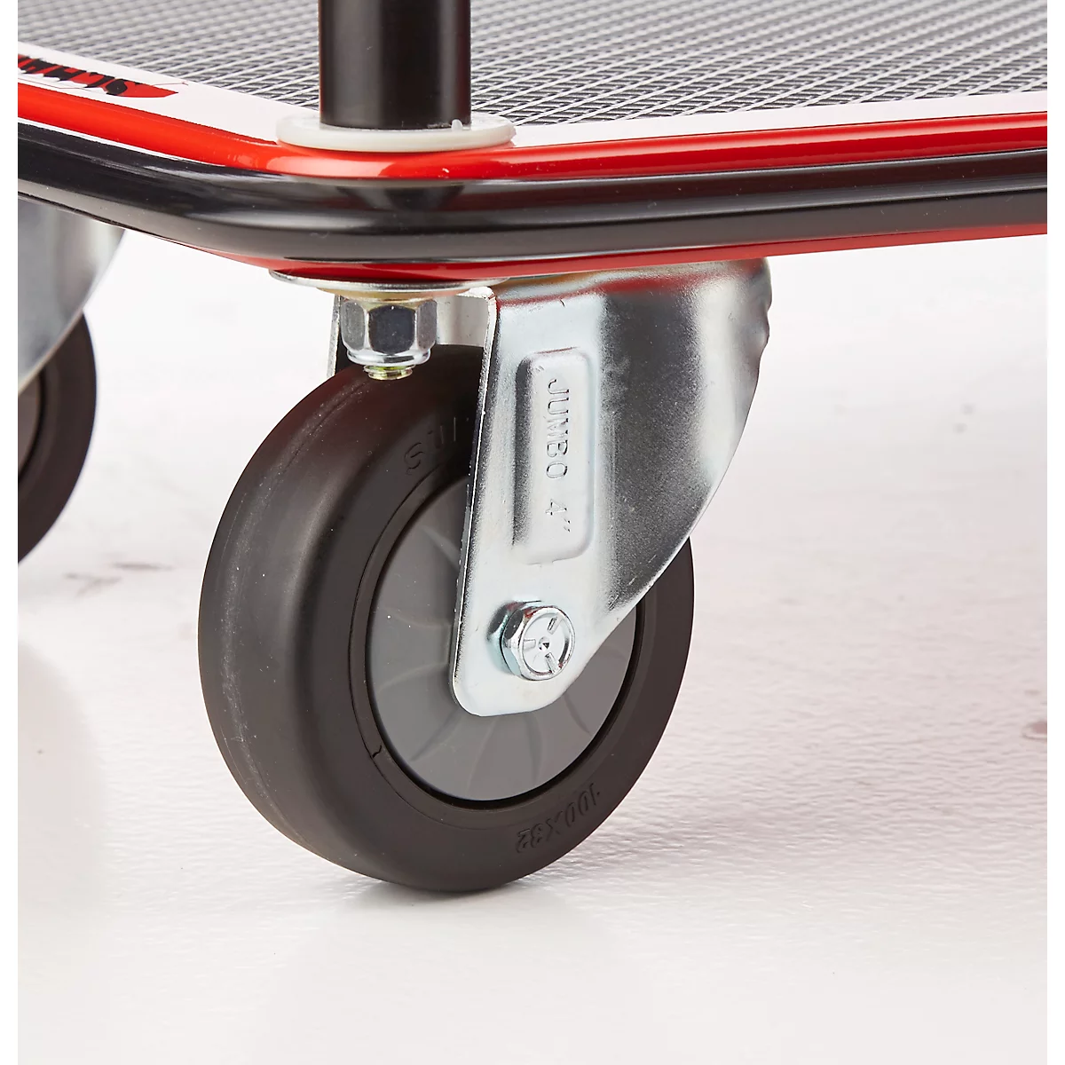 Close-up van een scooterwiel met een zwarte band en zilveren beugel.