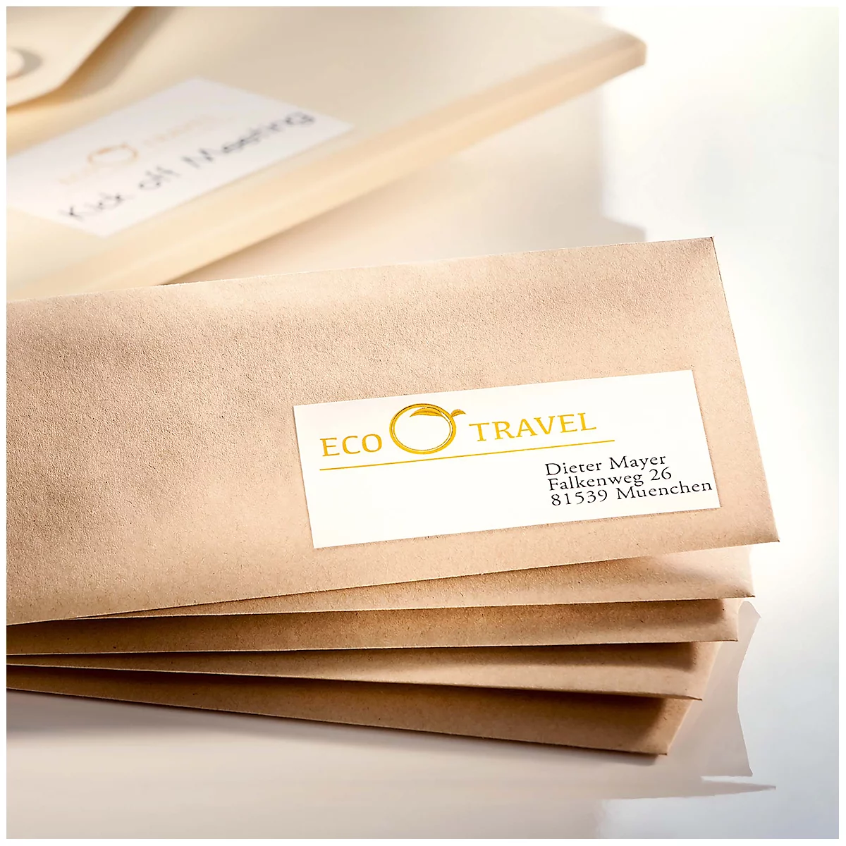Braune Umschläge mit Adressaufkleber "Eco Travel".