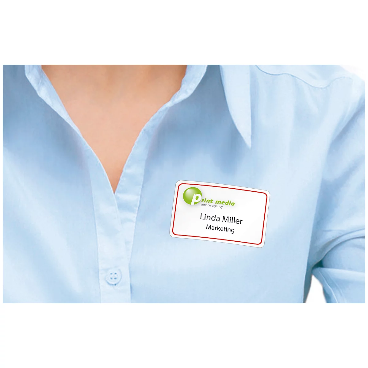 Personne portant une étiquette nominative 'Linda Miller, Marketing' sur une chemise bleu clair. Logo 'Print Media' en haut à gauche.