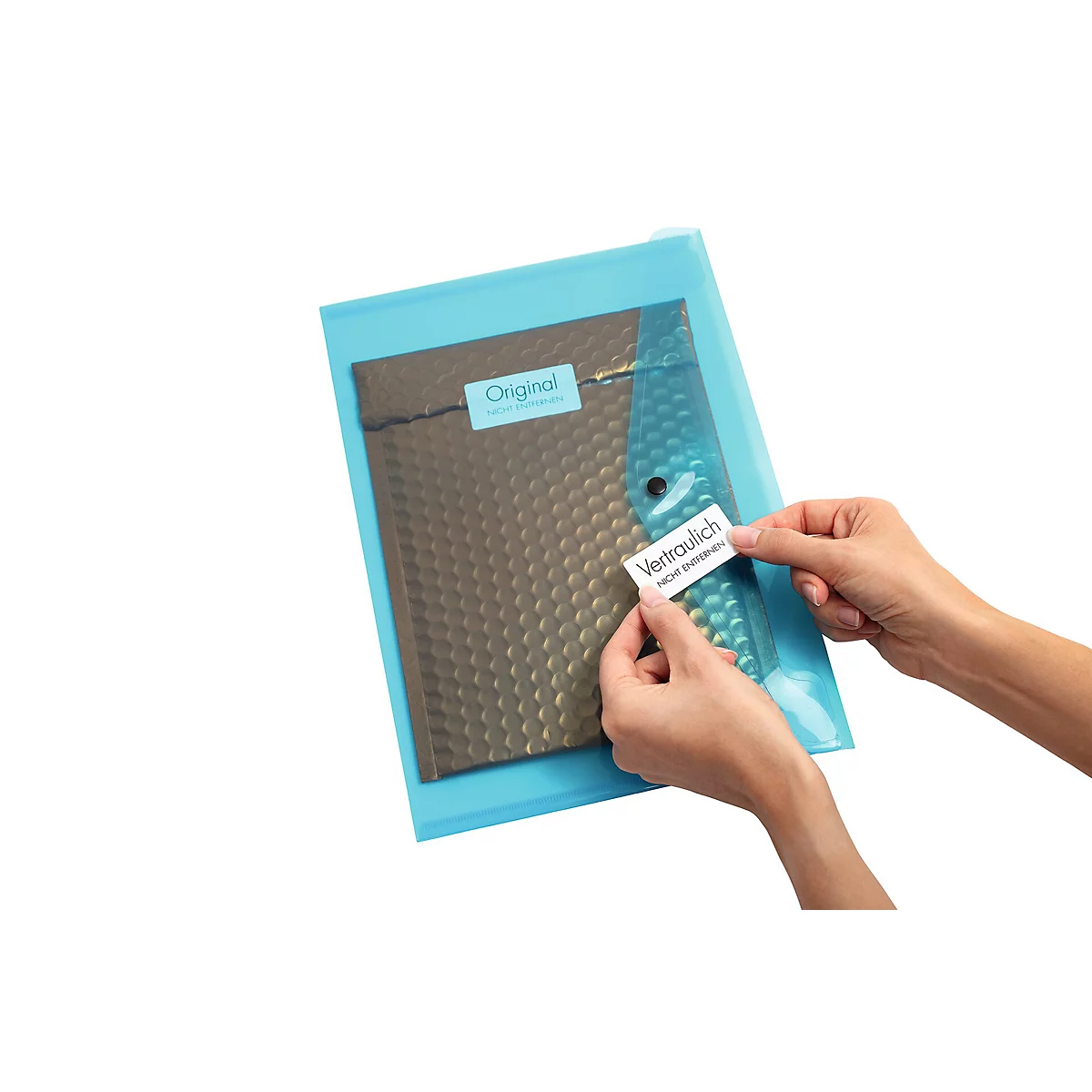 Une enveloppe marron rembourrée dans une enveloppe bleue. Inscription : Original et Confidentiel.