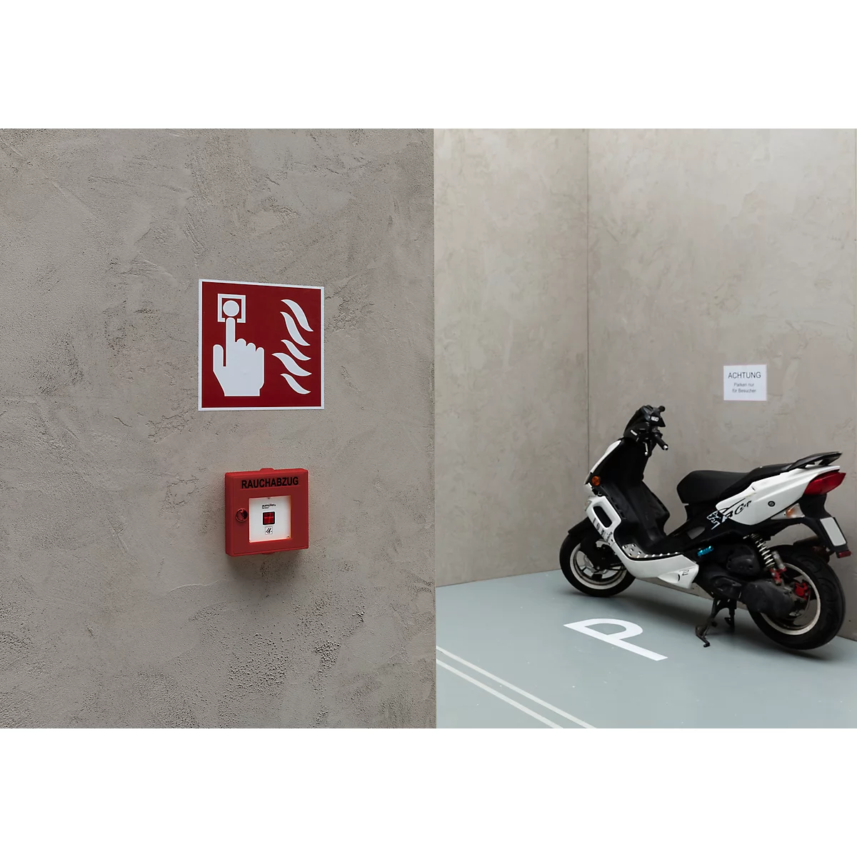 Un symbole de détecteur d'incendie rouge et un détecteur d'incendie manuel rouge sur un mur. À droite, un scooter blanc et noir sur une place de parking.