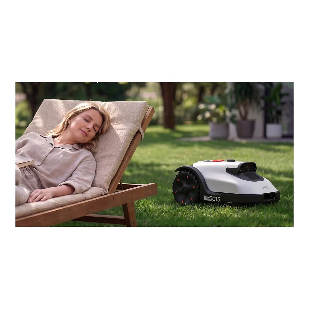 Eine Frau ruht entspannt auf einer Sonnenliege im Garten, während ein Eufy Mähroboter C15 leise auf dem Rasen mäht.