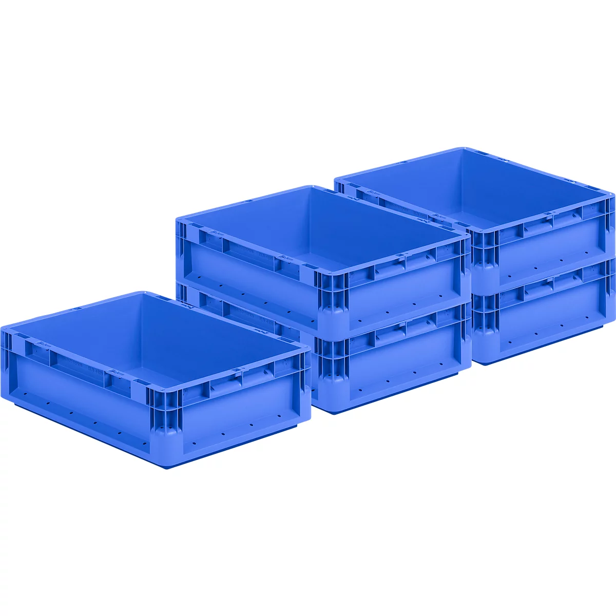 Blaue Kunststoffboxen, gestapelt und nebeneinander, vor weißem Hintergrund.