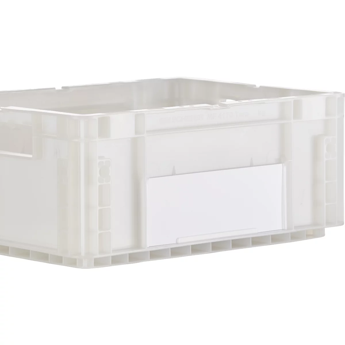 Boîte en plastique transparente, rectangulaire, avec une étiquette blanche. Montré en détail, sur un fond clair.