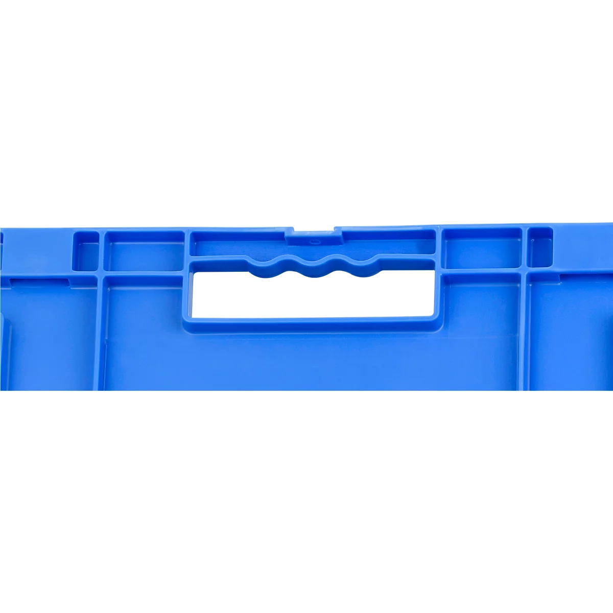 Blauer Kunststoffgriff einer Transportbox mit wellenförmiger Griffmulde.