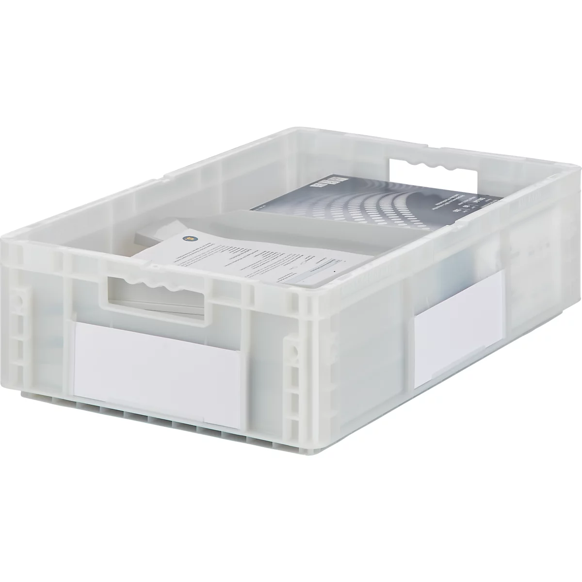 Boîte en plastique grise avec poignées et papiers. Étiquettes blanches sur les côtés.