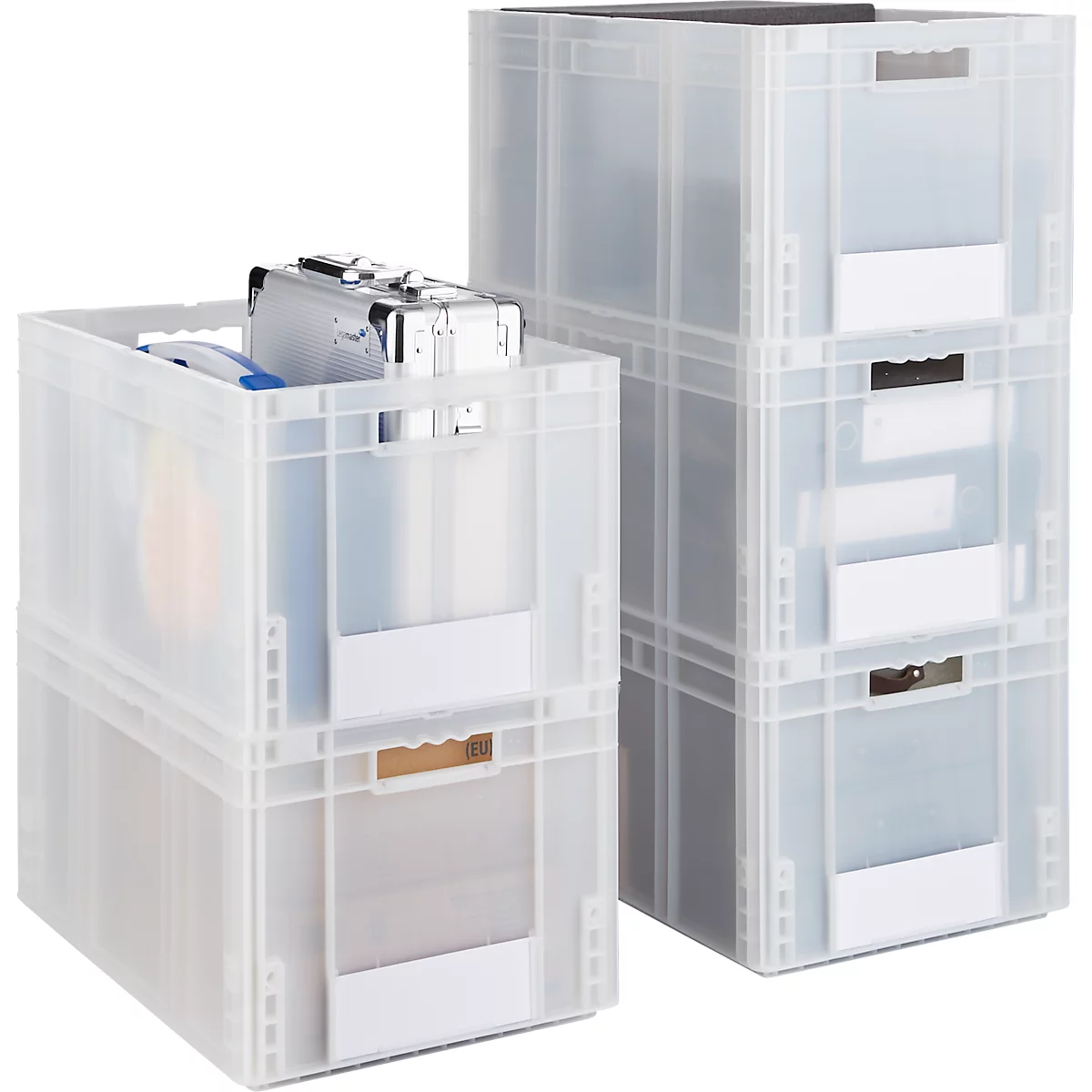 Zwei transparente Kunststoffboxen, eine gefüllt mit Aktenkoffer und Dokumenten, die andere leer, gestapelt.