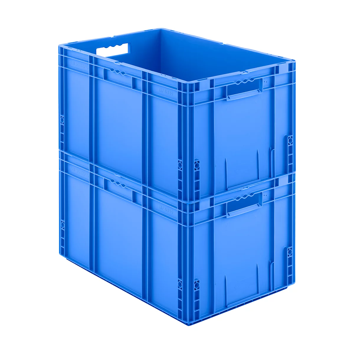 Zwei aufeinander gestapelte blaue Kunststoff-Transportboxen vor weißem Hintergrund.