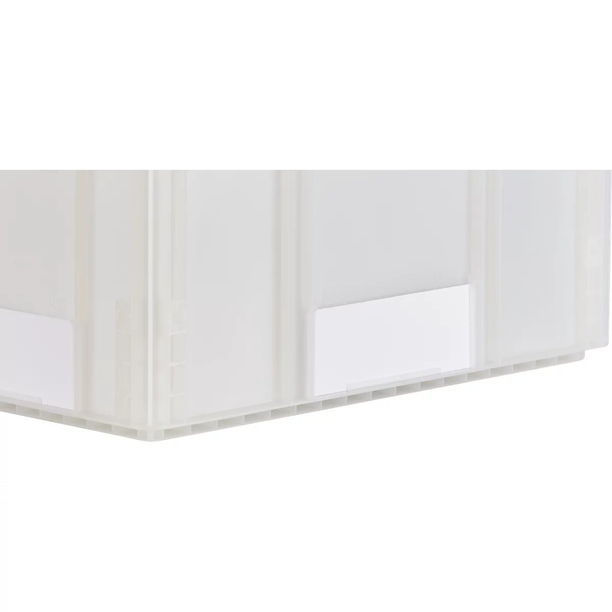 Gros plan d'une boîte en plastique transparente. La boîte présente une structure ondulée et est légèrement transparente.