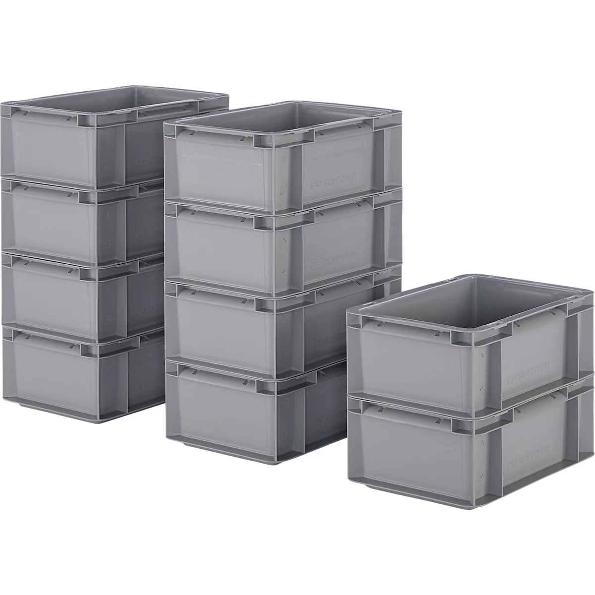 Grijze stapelbare plastic dozen. Verschillende dozen zijn opgestapeld in torens.