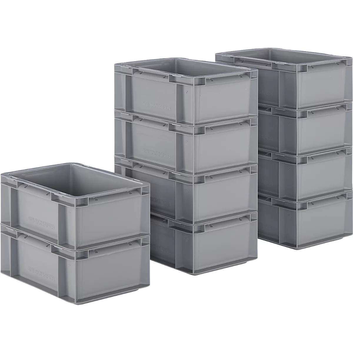 Grijze plastic dozen, gestapeld, tegen een witte achtergrond.