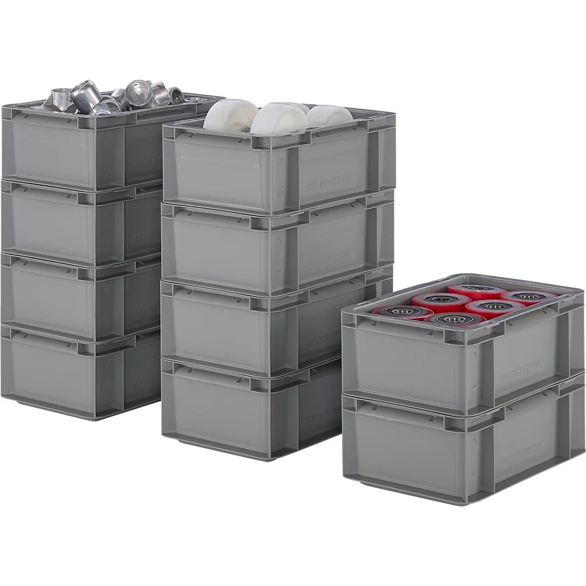 Grijze plastic dozen gevuld met items van verschillende soorten en kleuren, gestapeld.