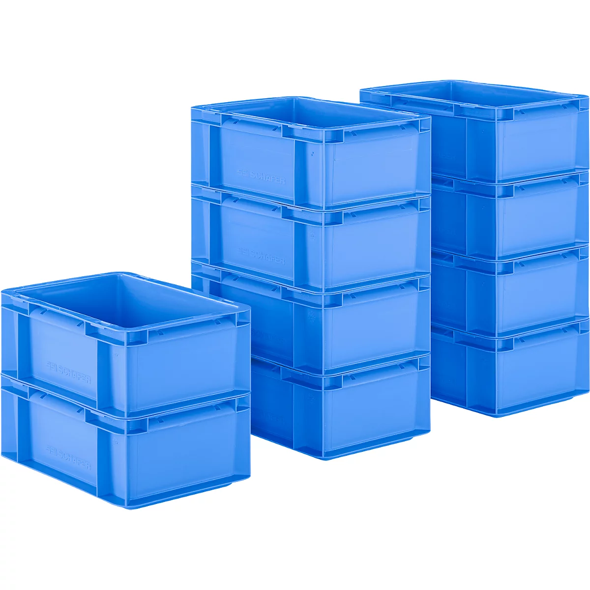 Boîtes en plastique bleues empilées. Trois piles de différentes tailles sur fond blanc.