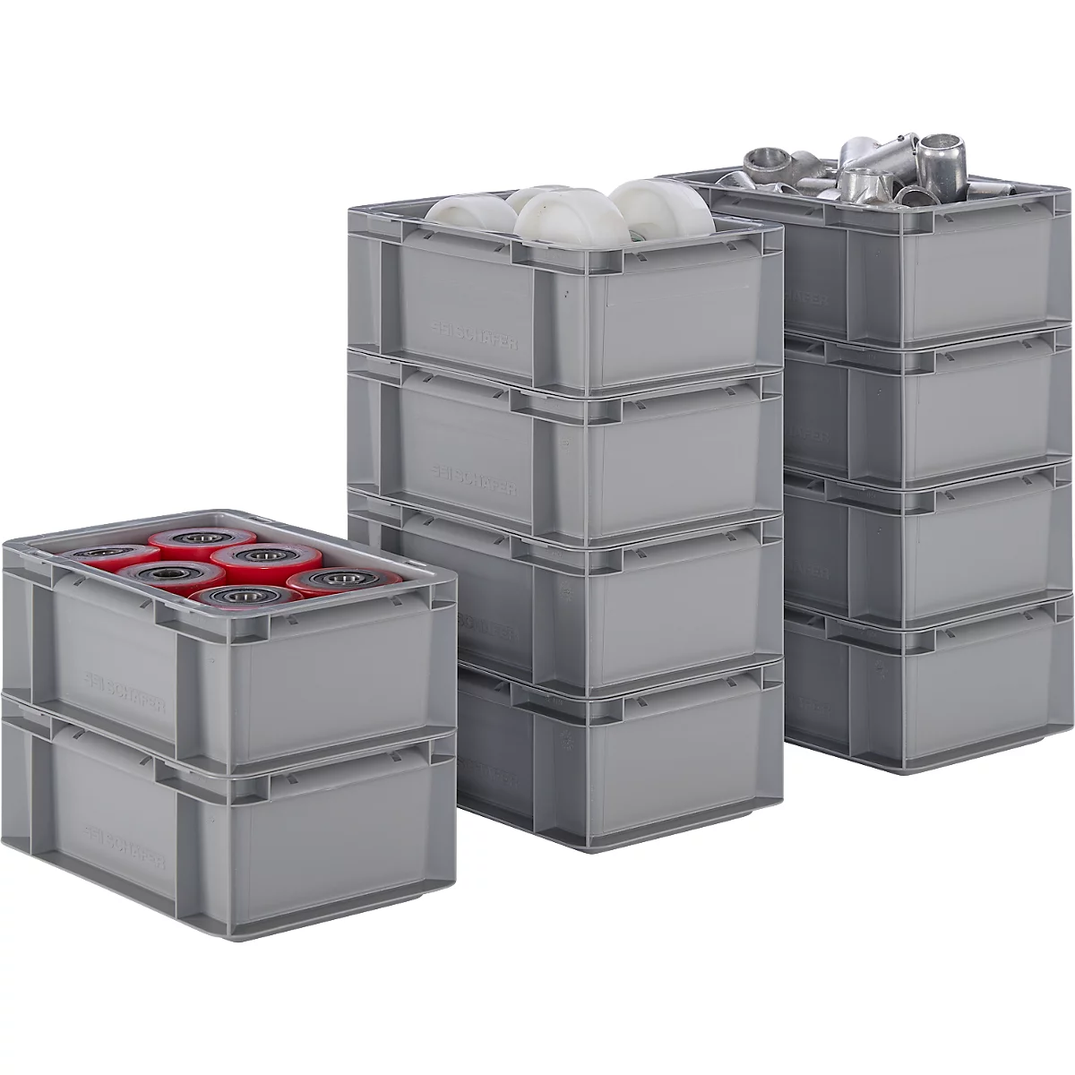 Boîtes en plastique grises remplies de contenu tel que des rouleaux, des vis et des vêtements de protection. Empilées.