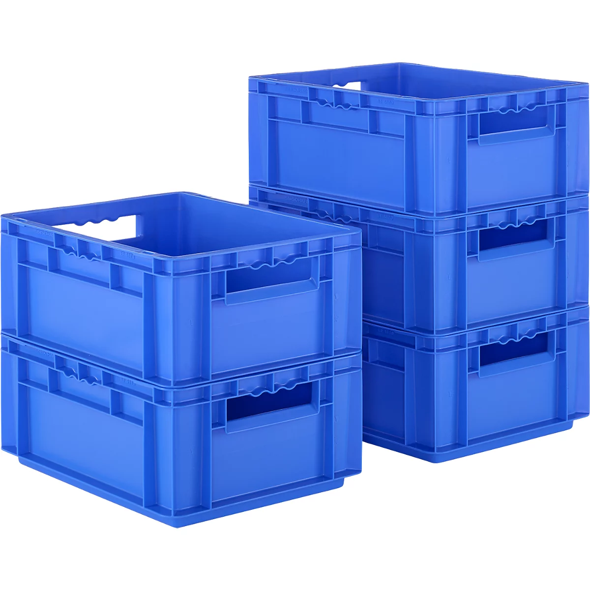 Blauwe plastic kratten, gestapeld, met handgrepen aan de zijkanten.