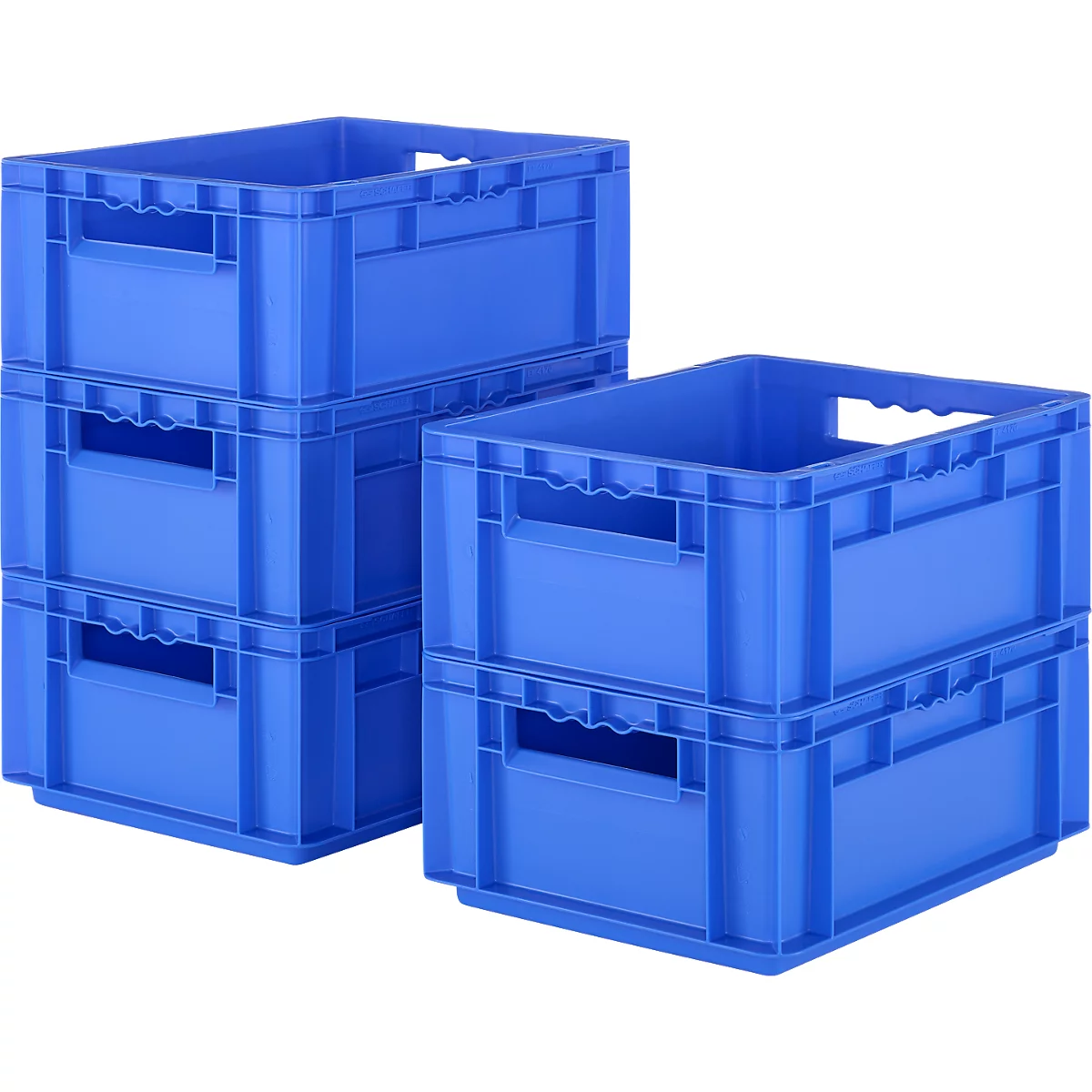 Blauwe plastic dozen, gestapeld. Twee stapels, één met drie dozen, de andere met twee dozen, met open handgrepen aan de zijkanten.