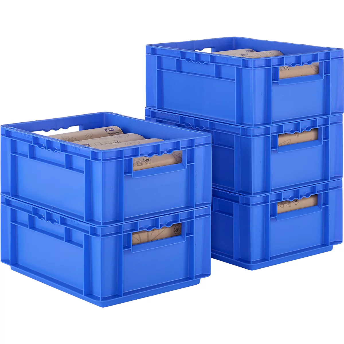 Blauwe plastic kratten, gevuld met papieren rollen. De kratten zijn gestapeld.