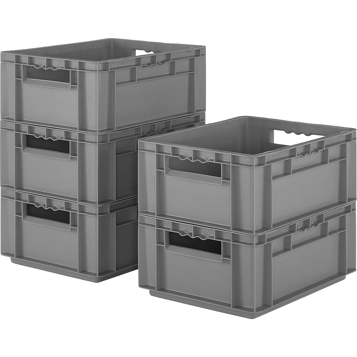Caisses en plastique grises, empilées, avec poignées et évidements.