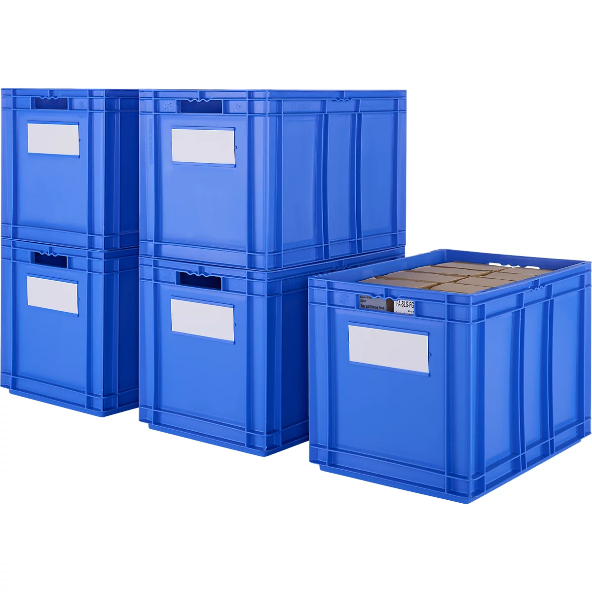 Blaue Kunststoffboxen, teilweise gestapelt, mit weißen Etiketten, gefüllt mit Papierprodukten.