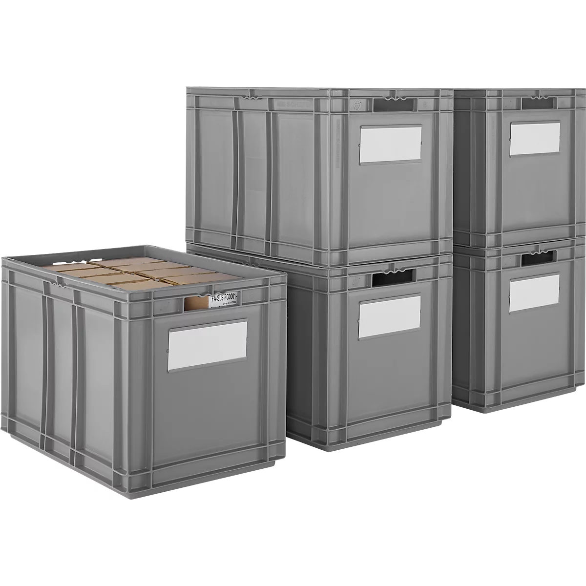 Graue Stapelboxen mit leeren Etiketten und Deckeln; eine ist geöffnet, die anderen geschlossen.