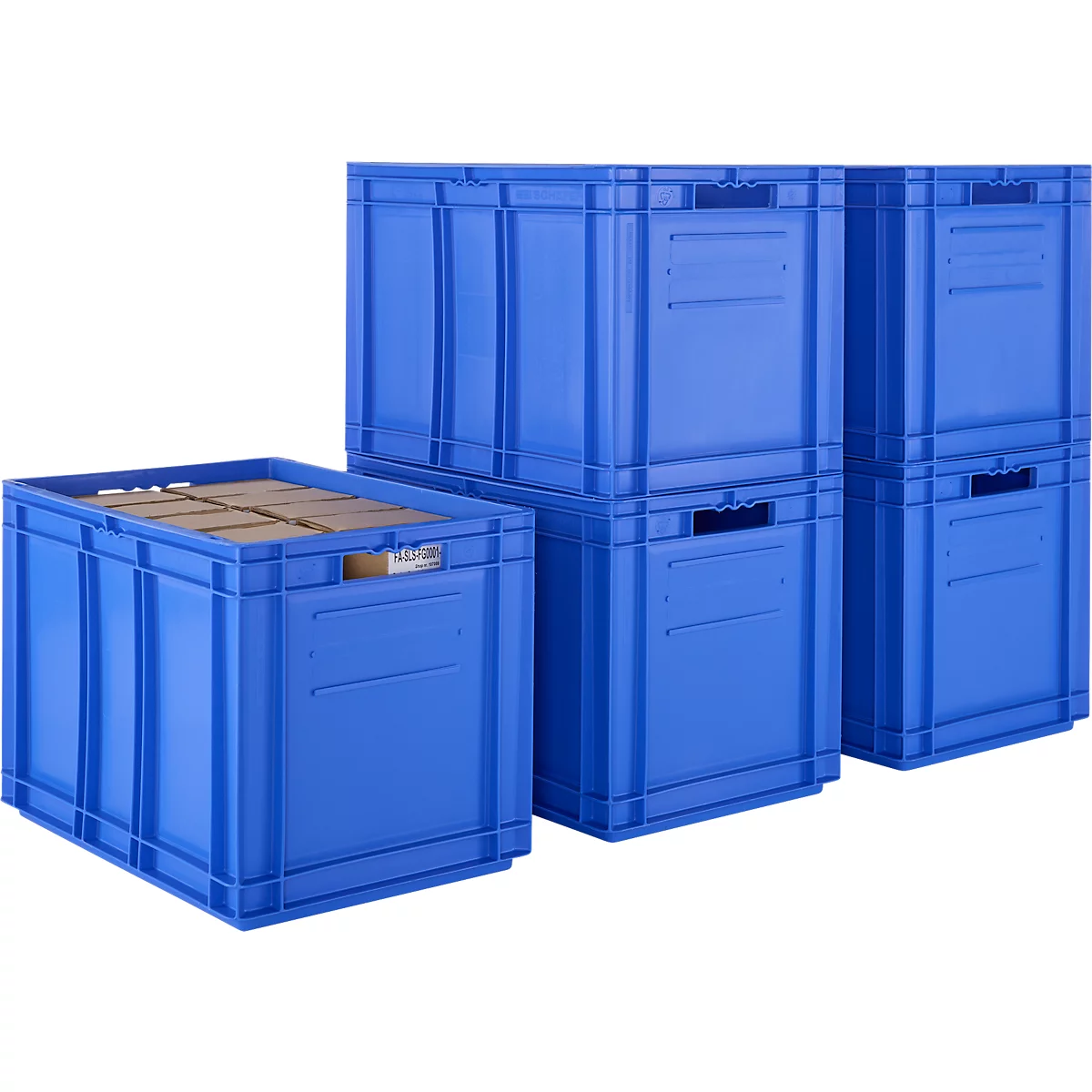 Caisses en plastique bleues, certaines empilées, une est ouverte avec du contenu en carton.
