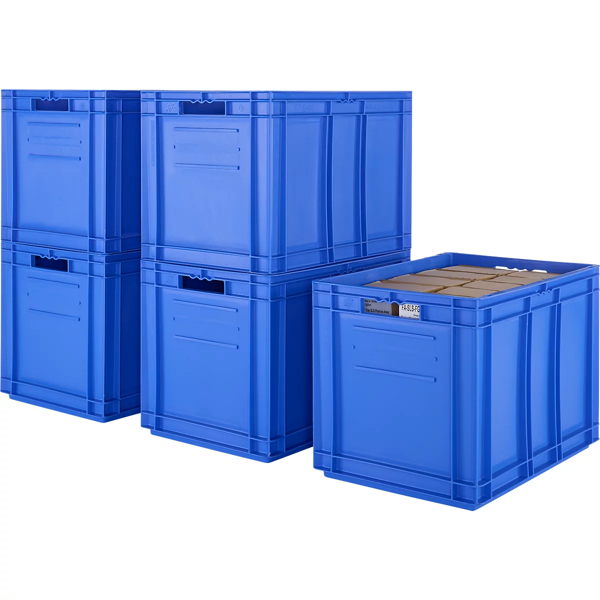Caisses de transport bleues, certaines empilées. Une caisse est ouverte et contient des boîtes en carton.