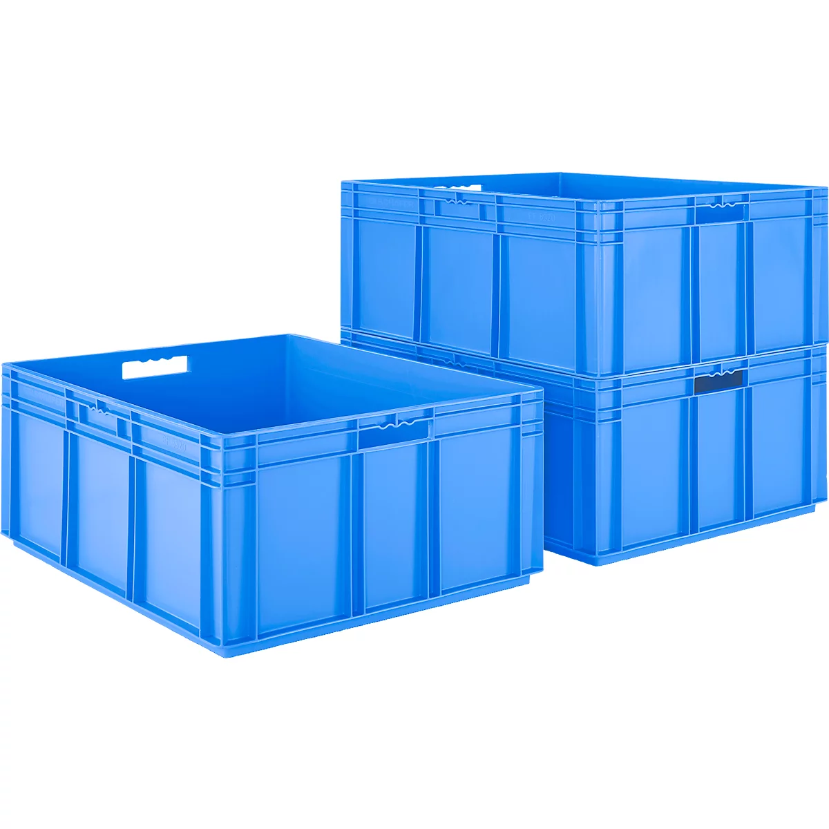 Deux caisses en plastique bleues, une devant, une empilée dessus. Les caisses ont des ouvertures pour les poignées et une structure nervurée.