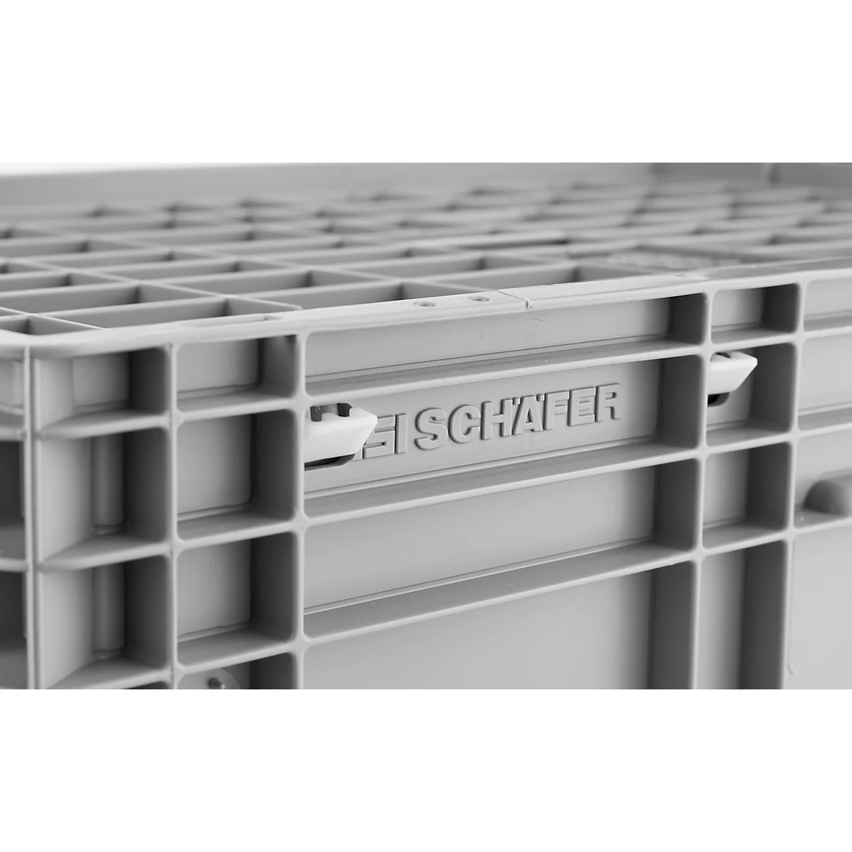 Nahaufnahme einer grauen Kunststoffbox mit dem Schriftzug "REISCHAFTER".