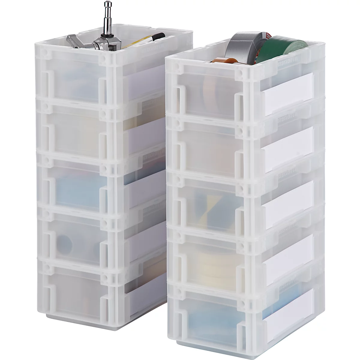 Twee transparante, stapelbare ladekasten met gereedschap, tape en andere items. Witte labels op de laden.