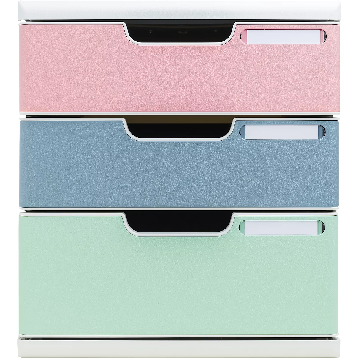 Een ladekast met drie laden in roze, blauw en mintgroen. Elke lade heeft een handvat en een naamlabel.