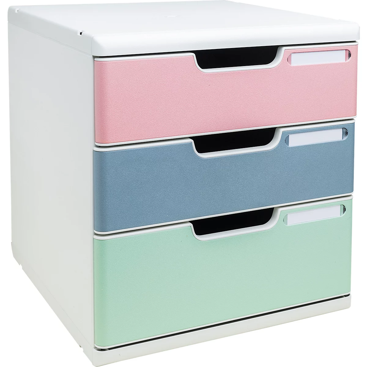 Kleine witte kast met drie lades in roze, blauw en groen. Op elke lade zit een kleine witte etikethouder.