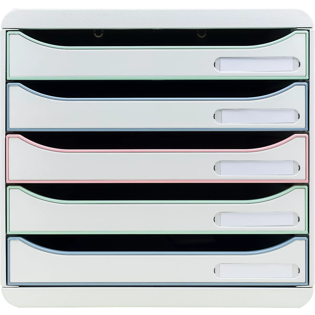 Een witte brieftoren met zes lades, kleur geaccentueerd met groen, blauw en roze. Elke lade heeft een naamlabel.