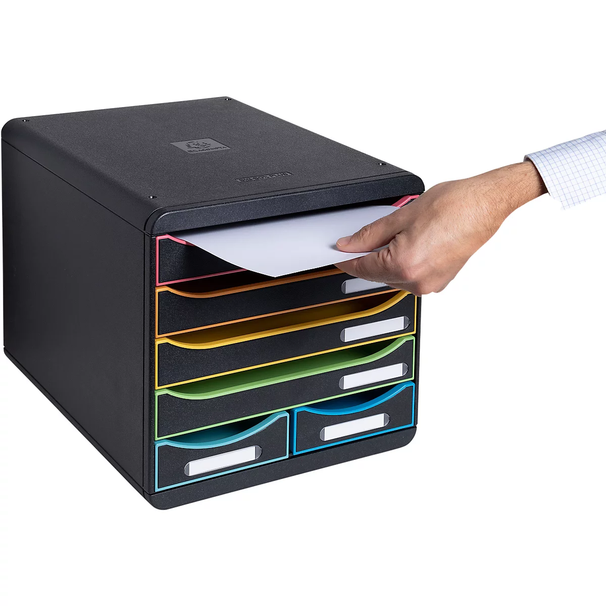 Zwarte documentenorganizer met gekleurde compartimenten. Een hand verwijdert een vel papier.