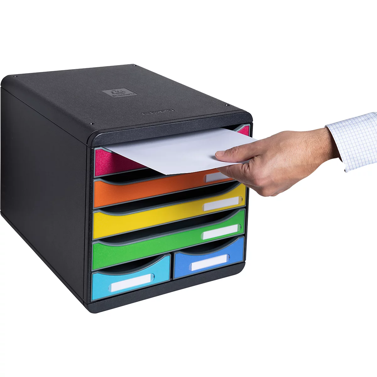 Zwarte documenten organizer met gekleurde compartimenten. Een hand neemt een blad eruit.