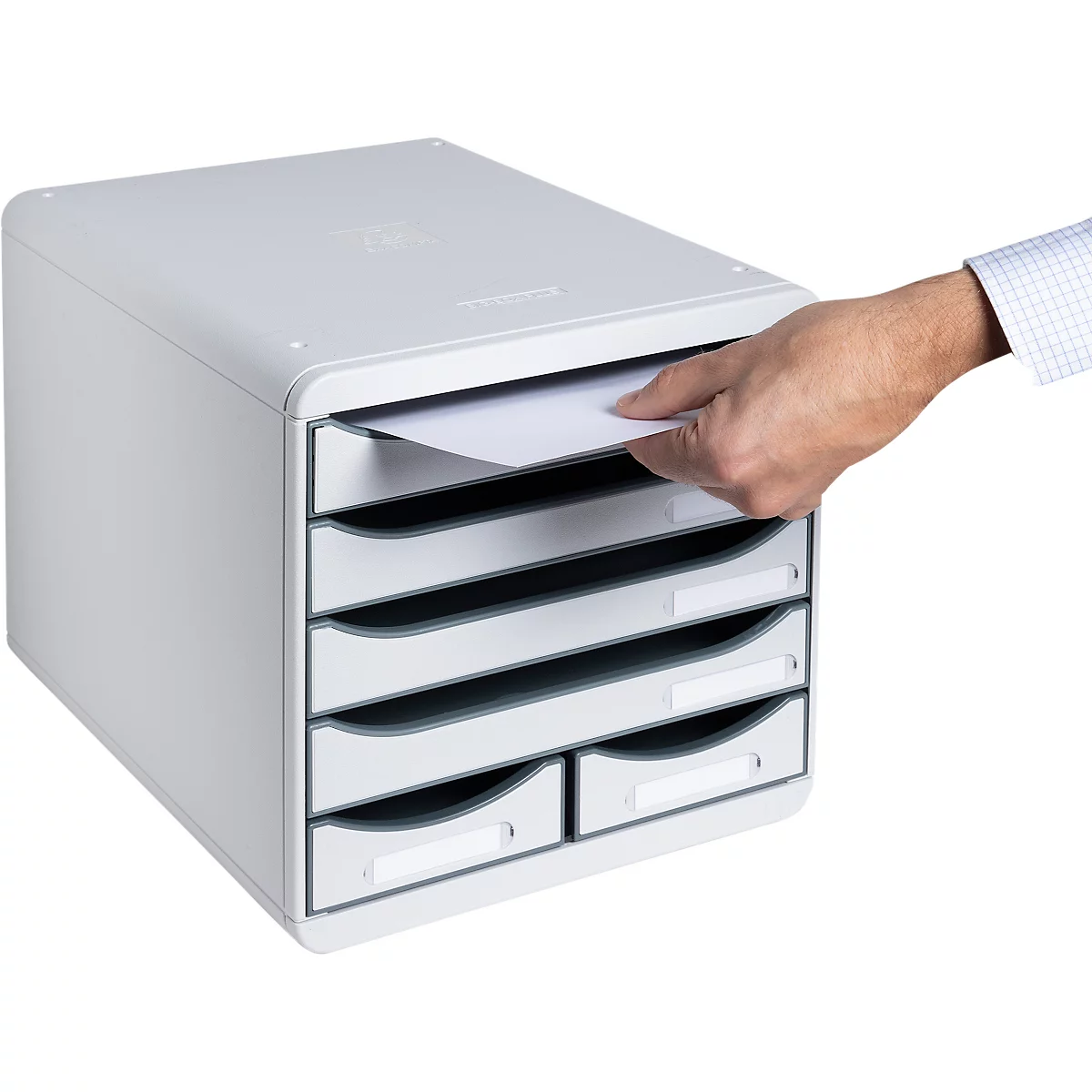 Grauer Aktenkasten mit sechs Schubladen, eine Hand greift nach einem Blatt Papier.