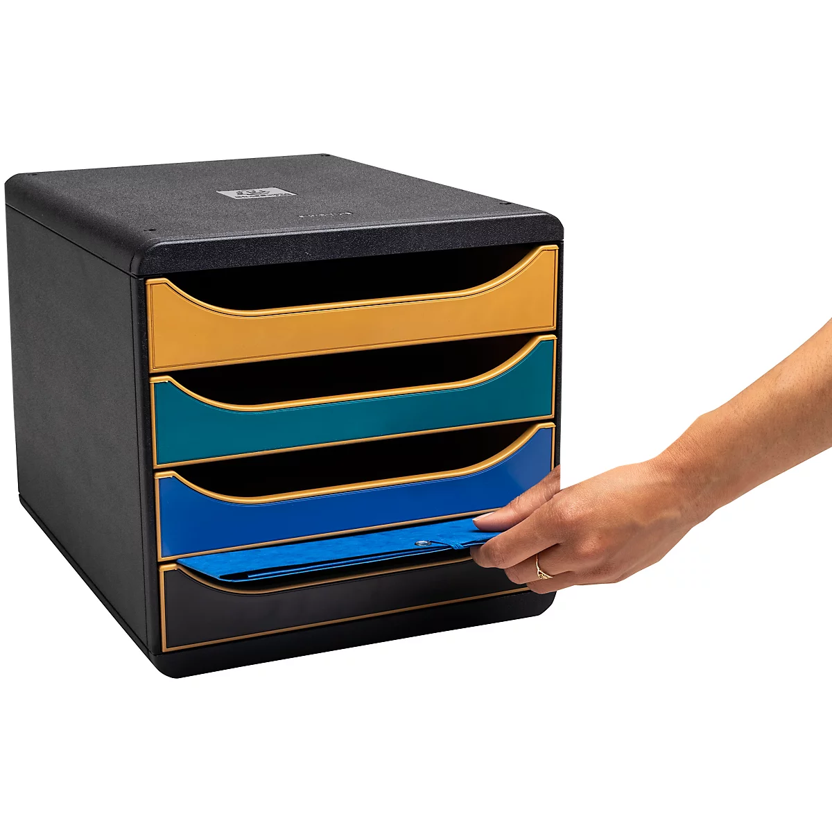 Organisateur de documents noir avec quatre tiroirs colorés, une main tirant un tiroir.