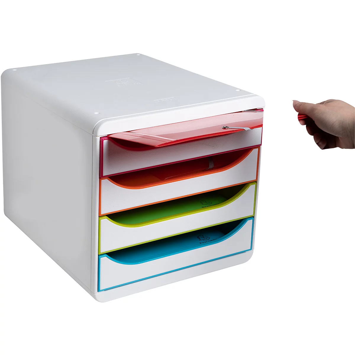 Armoire blanche avec tiroirs colorés. Une main tire le tiroir rouge. Les couleurs montrées sont le rouge, l'orange, le vert et le bleu.