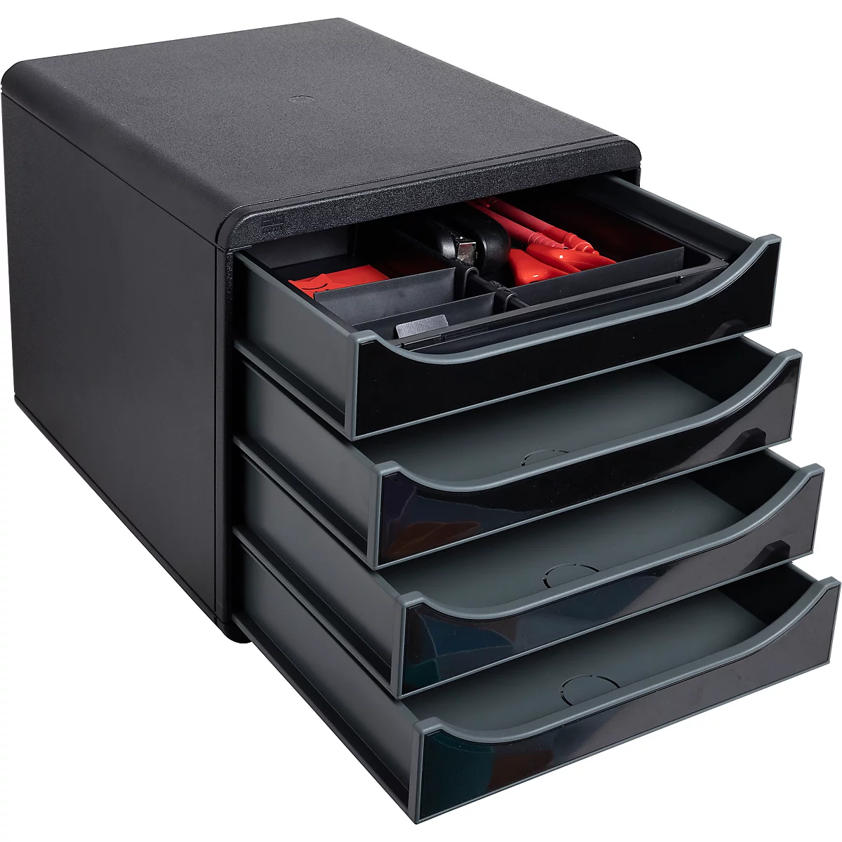 Armoire à tiroirs noire, un tiroir ouvert. Contenu : objets rouges et noirs. Trois autres tiroirs fermés.