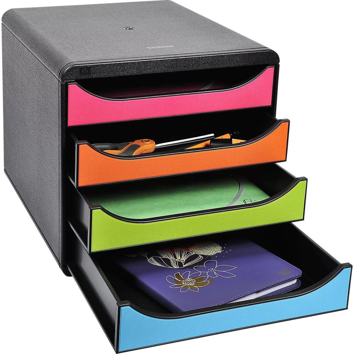 Schwarzer Schubladenturm mit 4 farbigen Schubladen: Pink, Orange, Grün, Blau. In der orangefarbenen Schublade liegt Werkzeug. Die untere Schublade enthält ein lila Notizbuch.