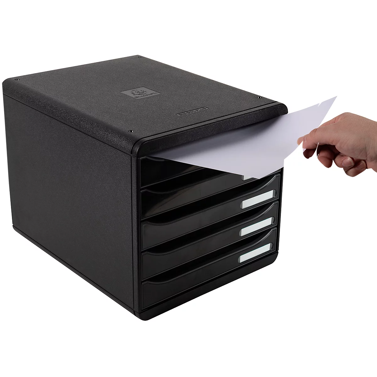 Organisateur de documents noir à quatre compartiments. Une main prend une feuille de papier.