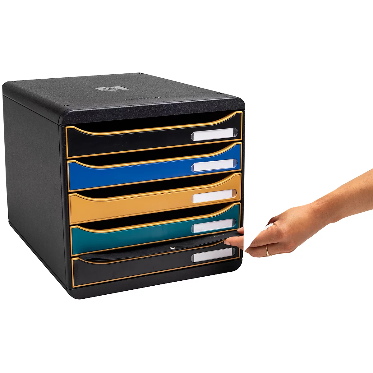 Organisateur de documents noir avec des tiroirs colorés. Une main ouvre un tiroir.