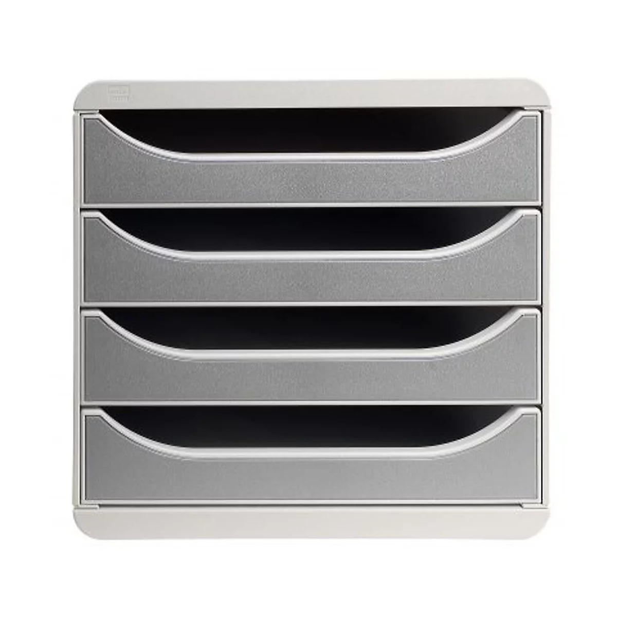 Grijze, stapelbare paptray met vier compartimenten. Het frame is lichtgrijs, de laden zijn zilvergrijs met gebogen handgrepen.