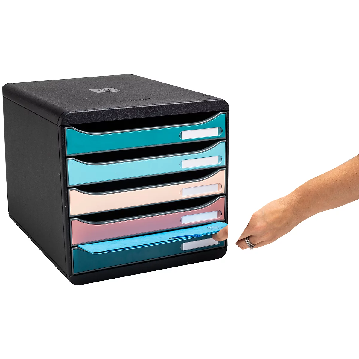 Organisateur de documents noir avec cinq tiroirs colorés. Une main tire un insert en papier bleu.
