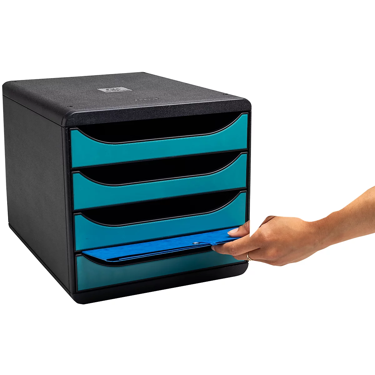 Organisateur de documents noir avec quatre tiroirs. Une main tire le tiroir du bas. Les tiroirs sont turquoise.
