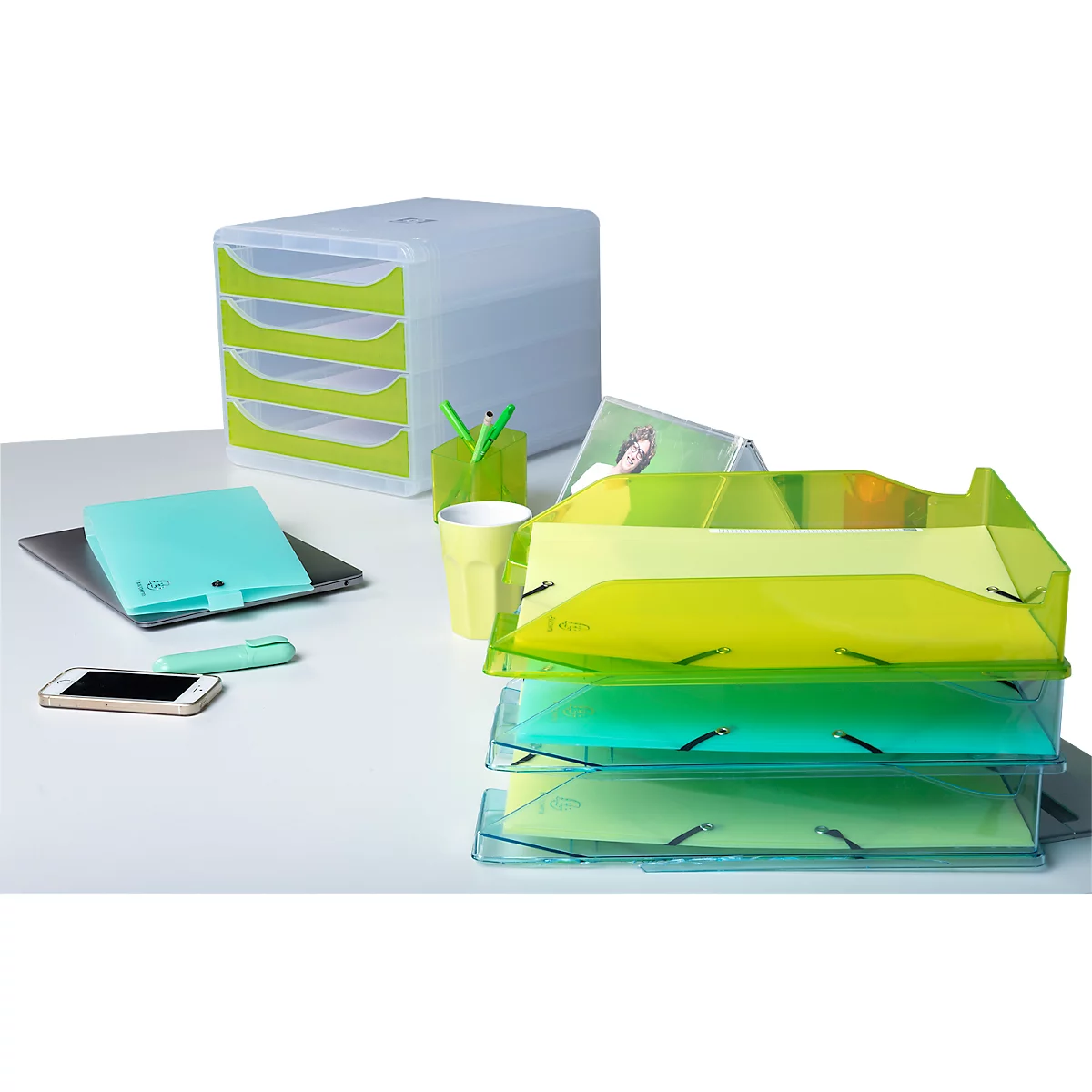 Büroaccessoires: grüne Ablagekörbe, Ordner, Stifte, Smartphone und Schubladenschrank.