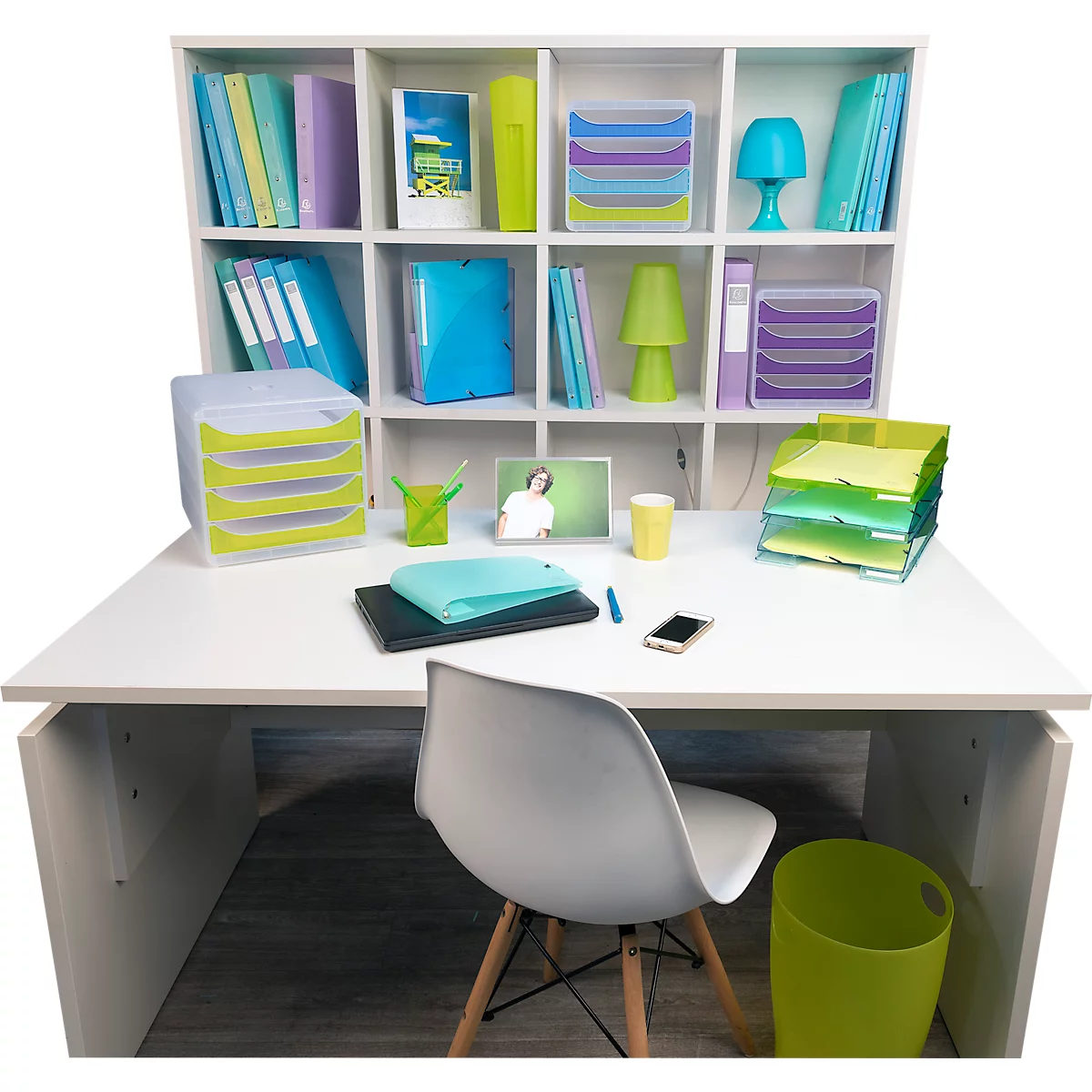 Ein Schreibtisch mit Büromaterialien in Pastellfarben. Bücher, Stifte, Ablagen, Lampe, Stuhl, Papierkörbe.