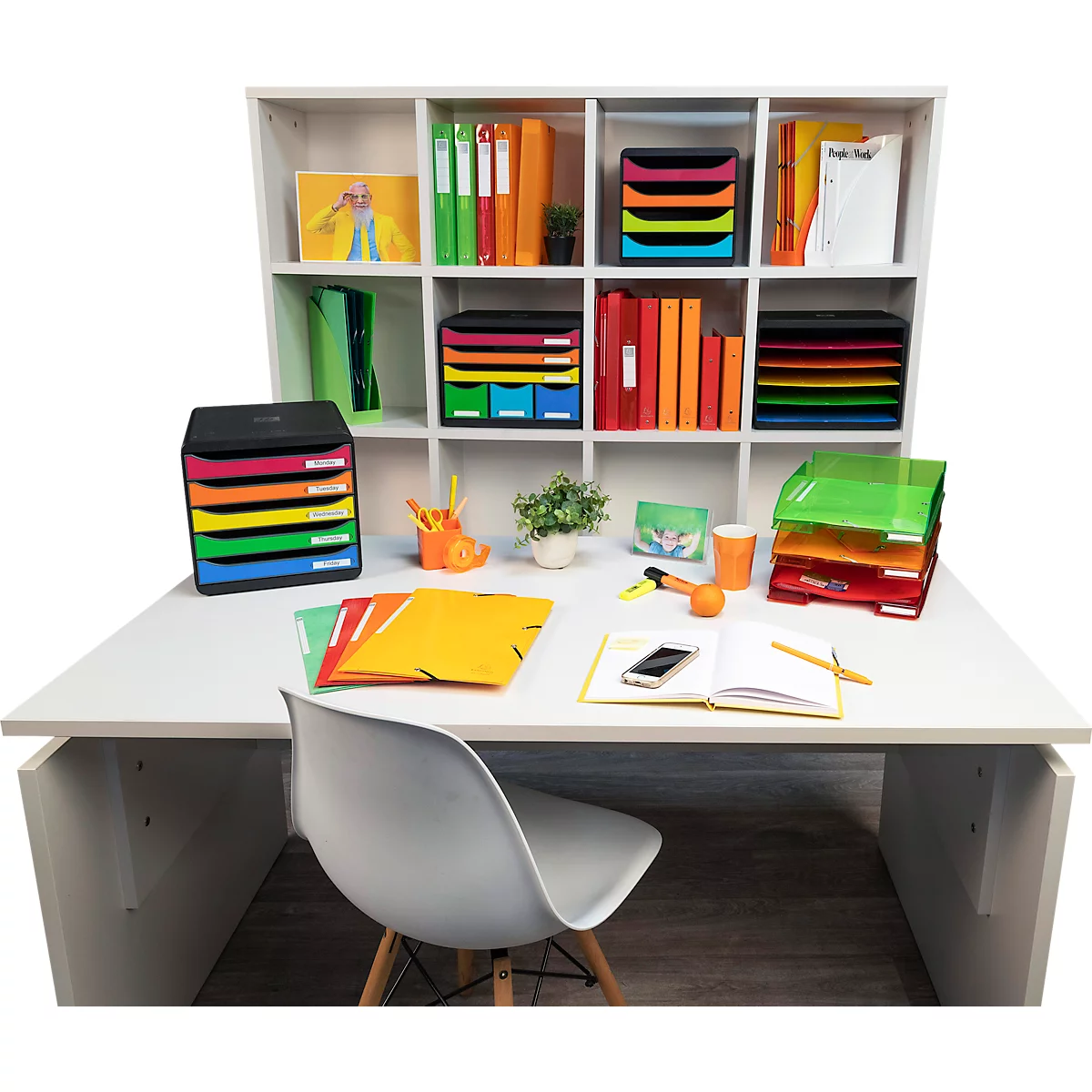 Weisser Schreibtisch mit Büromaterial, Stuhl, Schränken. Mehrfarbige Ordner, Stifte, Notizbuch und Smartphone. Büro eingerichtet.
