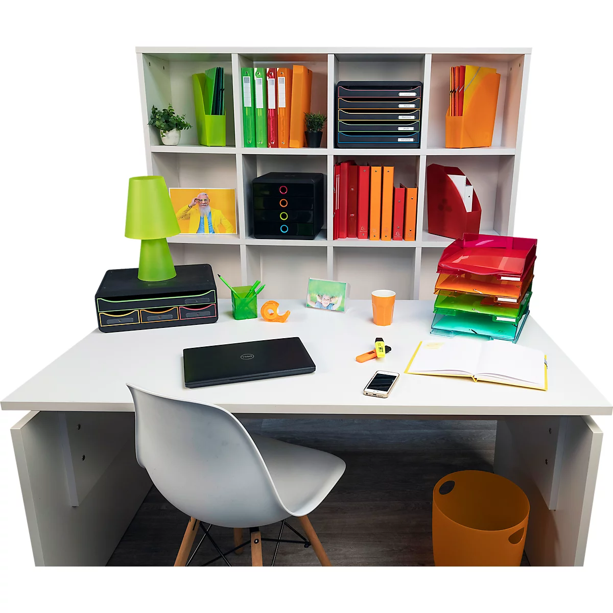 Schreibtisch mit Laptop, Zubehör, Stuhl und Regal mit Büromaterialien.